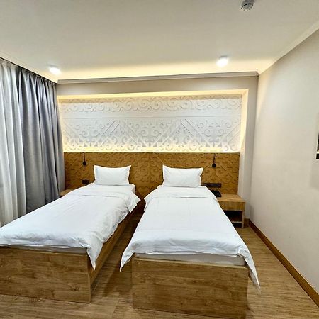 Dami Almaty Hotel Esterno foto