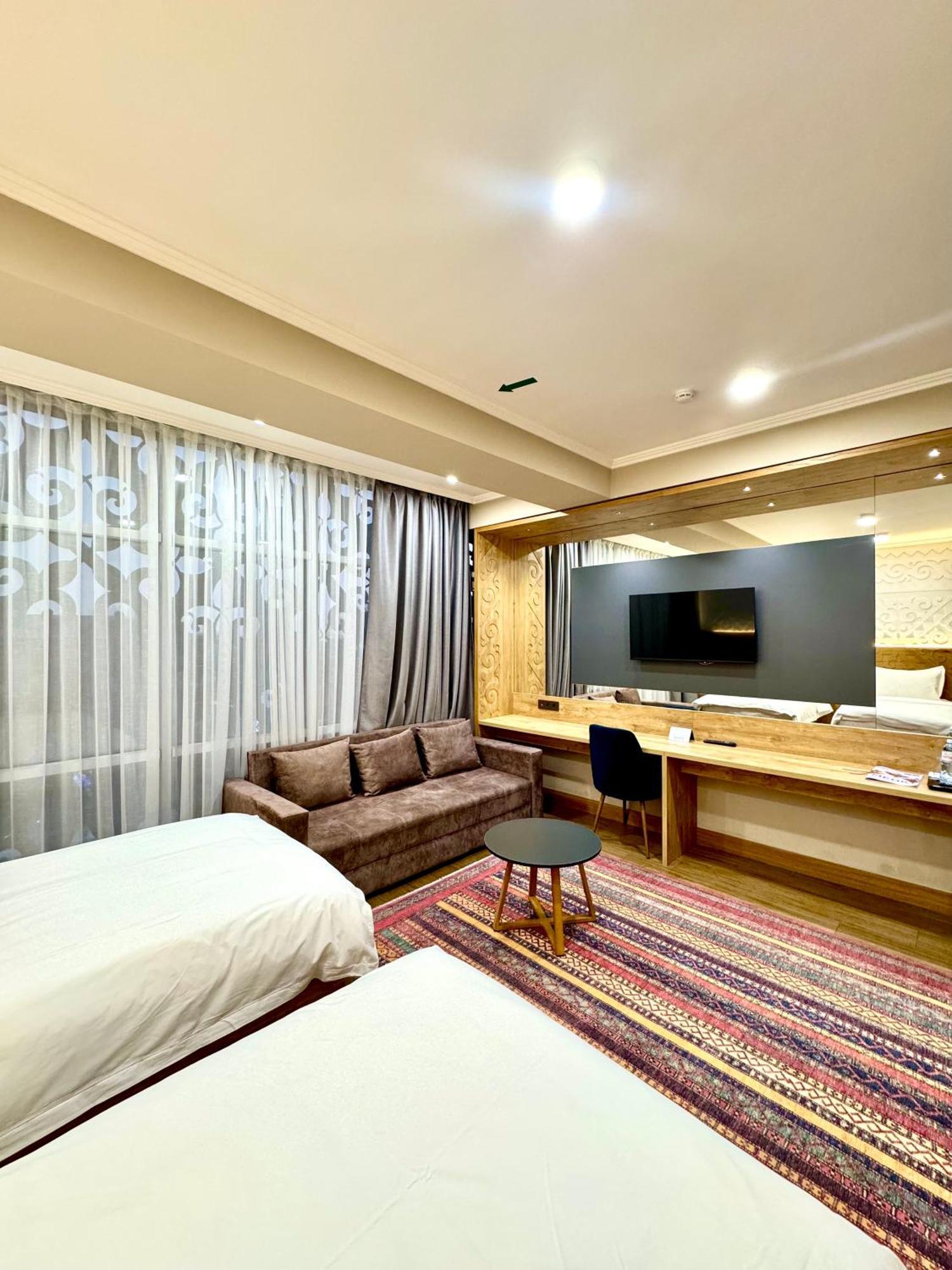 Dami Almaty Hotel Esterno foto